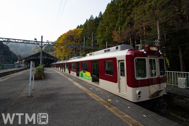 吉野駅に停車中の近鉄6020系電車(M.T.photos/写真AC)