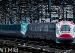 秋田新幹線E6系(右)と東北新幹線E5系との併結運転