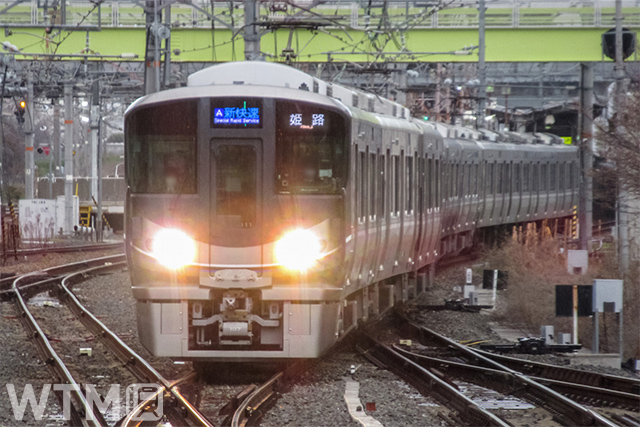 JR京都線・JR神戸線などで運行しているJR西日本225系電車(nozomi500/写真AC)