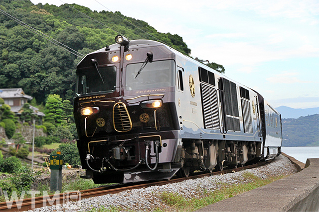「ななつ星in九州」をけん引するJR九州DF200形ディーゼル機関車(hiro71/写真AC)