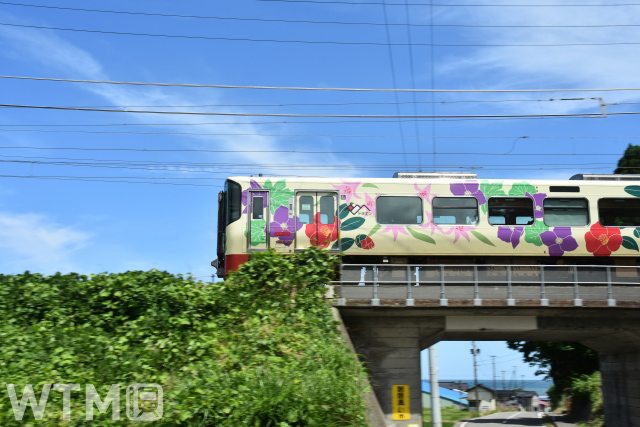 日本海ひすいラインでイベント兼用車両として運行しているえちごトキめき鉄道ET122形気動車(くろてん/写真AC)