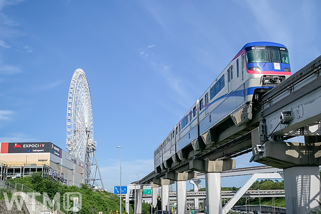 万博記念公園駅に到着する大阪モノレール3000系電車(EVG386/写真AC)