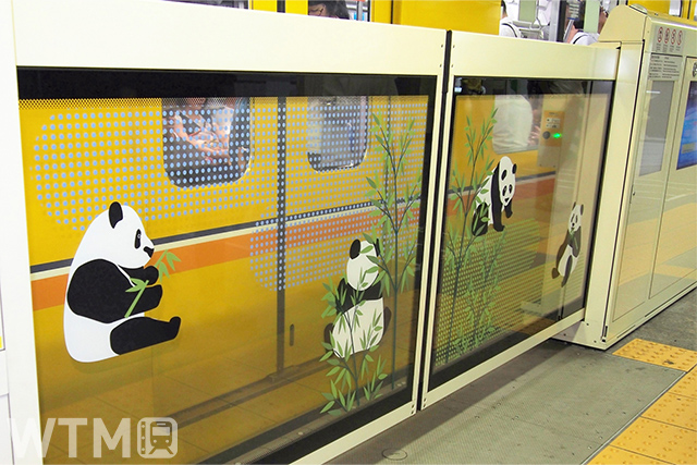 パンダがデザインされた東京メトロ銀座線上野駅のホームドア(パラソル/写真AC)