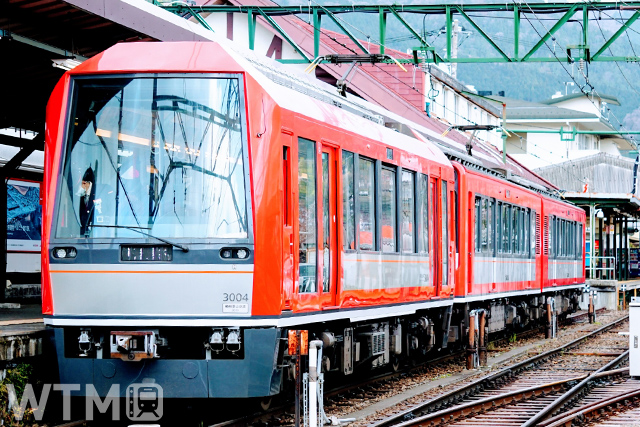 箱根登山鉄道3000形電車「アレグラ号」(左)と2000形電車「サン・モリッツ号」の併結編成(写真魚/写真AC)