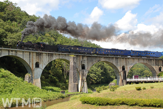 「SL銀河」として運行するJR東日本のC58形239号機蒸気機関車とキハ141系気動車(実生の桃/写真AC)