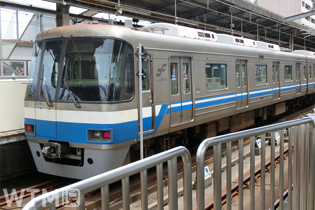 地下鉄空港線・箱崎線で運行している福岡市交通局2000系電車(そいそいん/写真AC)