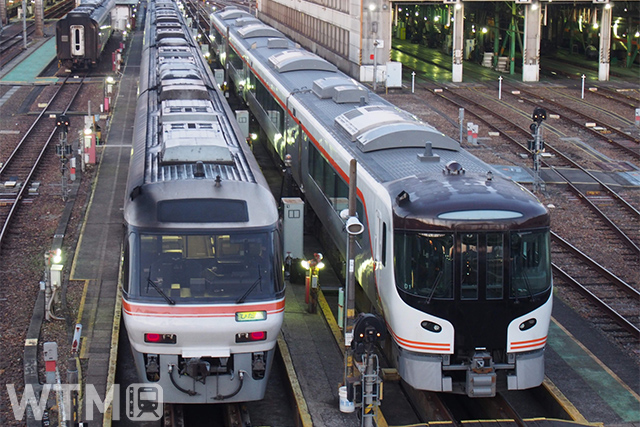 名古屋車両区で並ぶキハ85系気動車(左)とHC85系ハイブリッド式気動車(レインコート/写真AC)