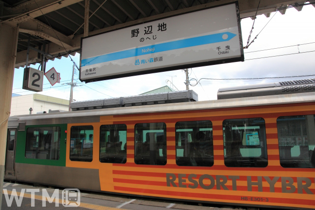 野辺地駅に停車中のJR東日本の観光列車「リゾートあすなろ」HB-E300系気動車(ロリー/写真AC)