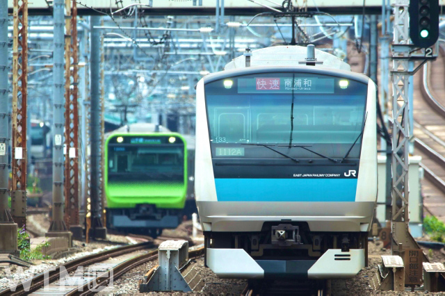 京浜東北・根岸線で運行しているJR東日本E233系電車(右)と山手線で運行しているE235系電車(kiss x7/写真AC)