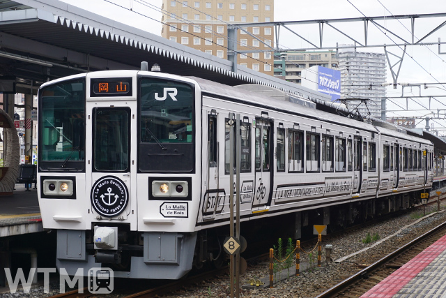 観光列車「La Malle de Bois」で運行しているJR西日本213系電車(KUZUHA/写真AC)