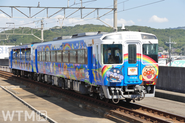 「瀬戸大橋アンパンマントロッコ」として運行するJR四国キハ185系+キクハ32形気動車