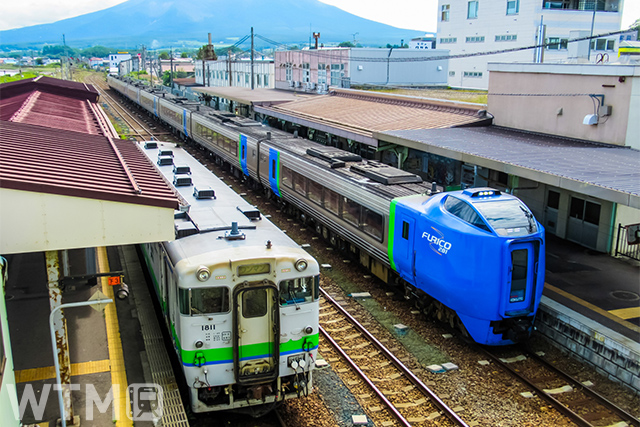 函館本線森駅に停車中のJR北海道キハ40形気動車(左)とキハ281系気動車(nozomi500/写真AC)