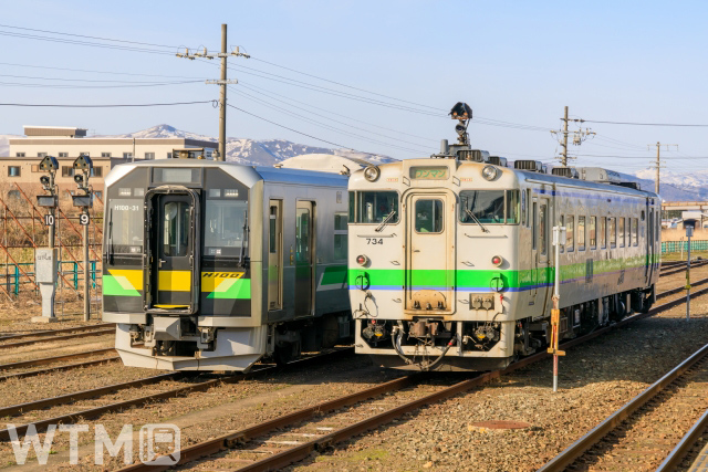 JR北海道H100形気動車(左)とキハ40形気動車(まこりげ/写真AC)