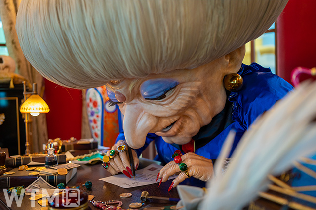 ジブリパーク「ジブリの大倉庫」に設けられる「にせの館長室」には、映画『千と千尋の神隠し』に登場した湯婆婆が(画像提供: ジブリパーク) © Studio Ghibli
