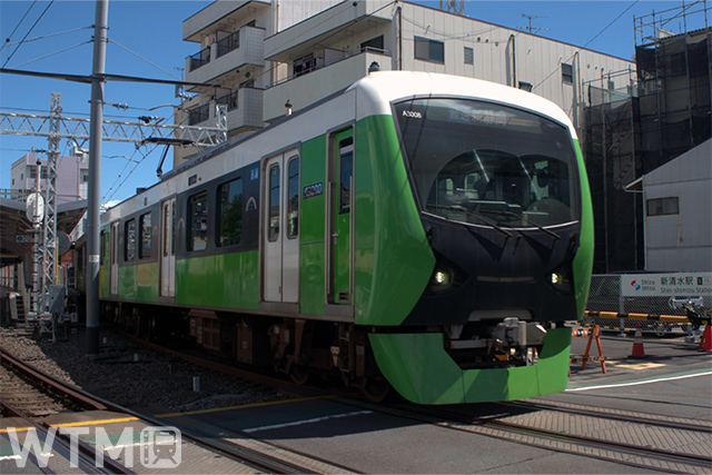 新清水駅を出発する静岡鉄道A3000形電車(Katsumi/TOKYO STUDIO)