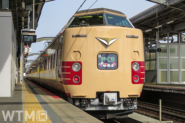 特急「やくも」伯備線運転開始50周年記念で運行中のJR西日本381系電車“国鉄色リバイバルやくも”(nozomi500/写真AC)