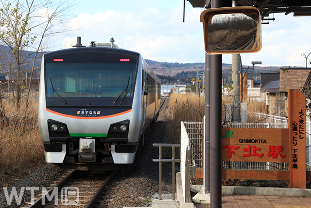 大湊線下北駅を出発するJR東日本の観光列車「リゾートあすなろ」HB-E300系ハイブリッド気動車(ロリー/写真AC)