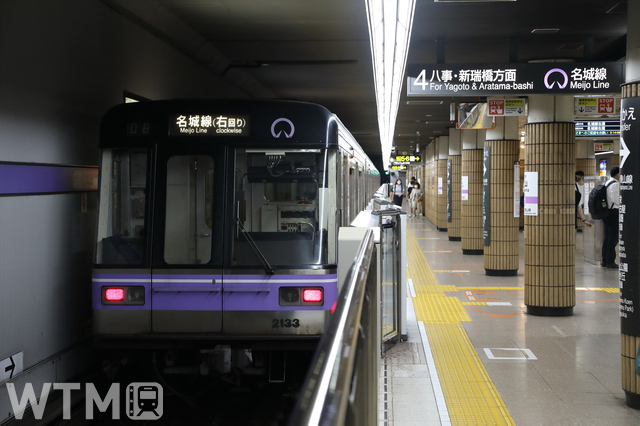 名城線・名港線で運行している名古屋市交通局2000形電車(R-Q-Q/PIXTA)
