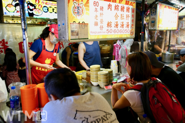 台北市の「士林観光夜市」に並ぶ美食街ではローカルフードを手軽に楽しめる(Dunhill/写真AC)