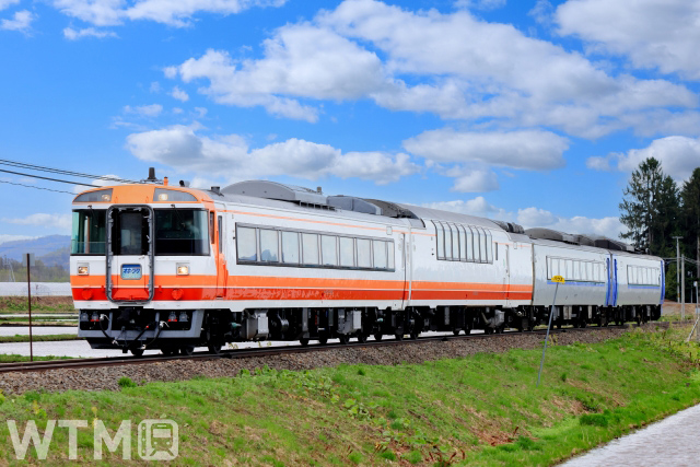 先頭車1両、グリーン車1両に復刻塗装が施されたJR北海道キハ183系気動車(中村　昌寛/写真AC)