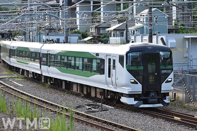高崎線特急列車で運行予定のJR東日本E257系リニューアル車両(ONECHANCE/写真AC)