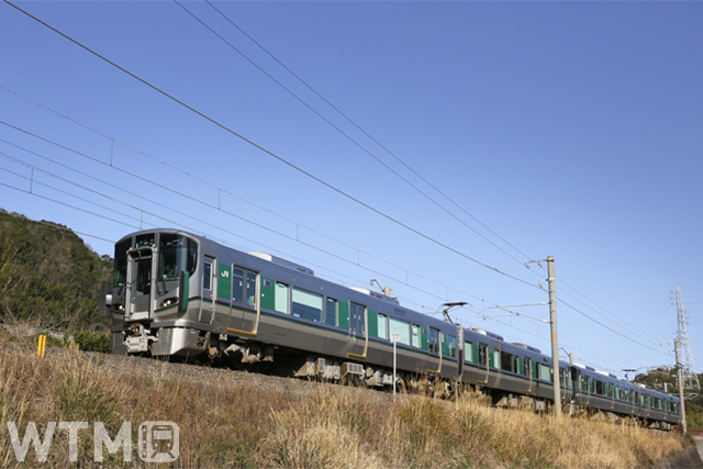 きのくに線などで運行しているJR西日本227系電車(チビグレイ/Photolibrary)