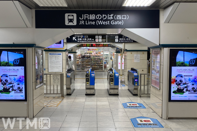 JR西日本の三ノ宮駅西口改札口(わんまるお/写真AC)