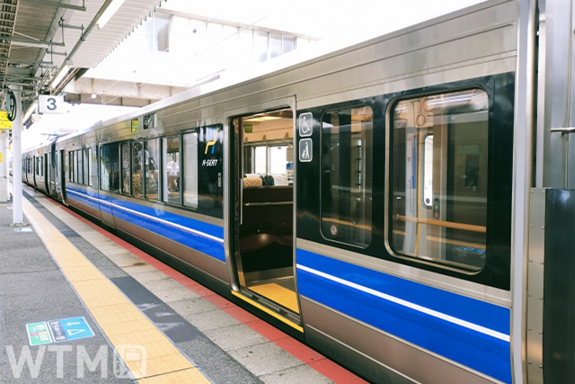 有料座席サービス新快速「Aシート」専用車両を連結したJR西日本223系電車(かえるトラベル/写真AC)