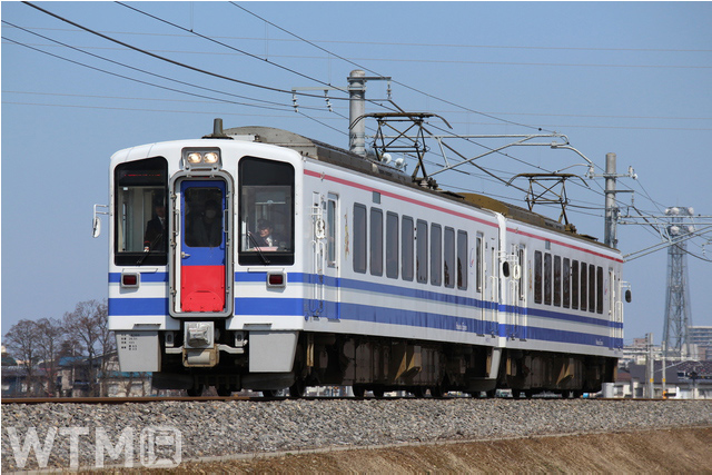 ほくほく線などで運行している北越急行HK100形電車(kotatata/Photolibrary)