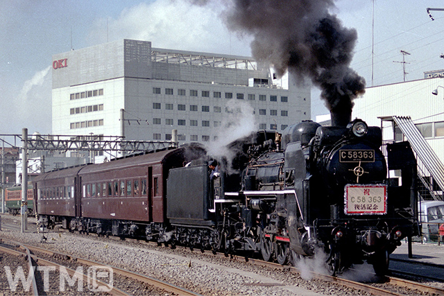 1988年2月に行われた、秩父鉄道「SLパレオエクスプレス」をけん引する蒸気機関車C58形363号機の復活記念セレモニー(画像提供:秩父鉄道)