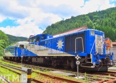 トロッコ列車「奥出雲おろち号」として客車をけん引するJR西日本DE10形ディーゼル機関車(ぴーうさ/写真AC)