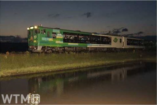 夕暮れから夜へ「只見線トワイライトトレイン」 トロッコ列車で初夏の会津の原風景を
