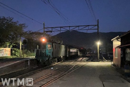 旧型客車の夜行列車 機関車交換に“機回し”も 大井川鐵道が臨時急行「南アルプス51号」