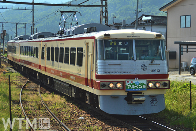 特急「アルペン」として運行していた富山地方鉄道の観光列車「アルプスエキスプレス」16010形電車(＠tomozoo/写真AC)
