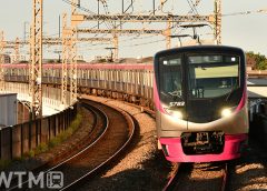 座席指定列車「京王ライナー」などで運行している京王5000系電車(ONECHANCE/写真AC)