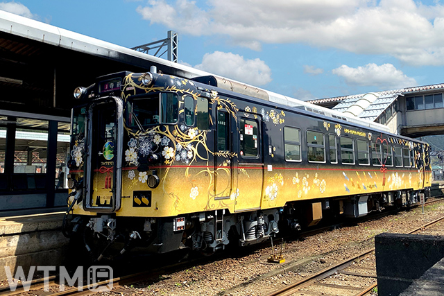 JR西日本キハ40形気動車による観光列車「うみやまむすび」(allo/写真AC)