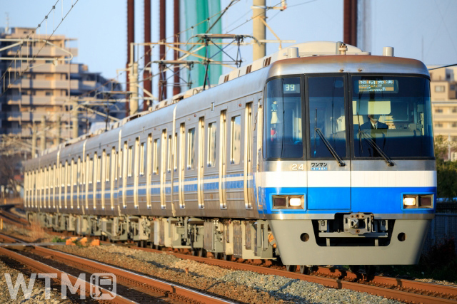 地下鉄空港線・箱崎線で運行している福岡市交通局2000系電車(ninochan555/写真AC)