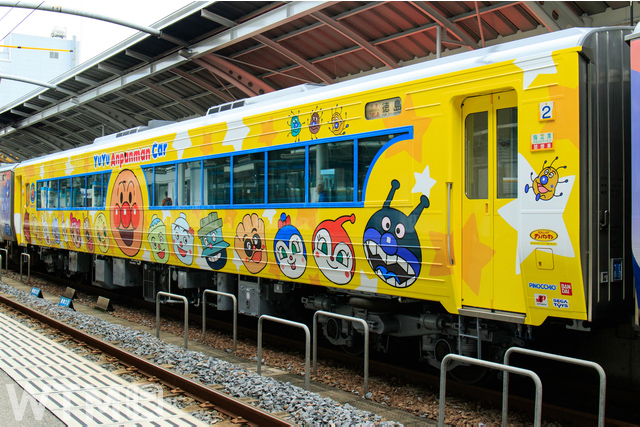 高徳線・徳島線の特急列車に増結して運行しているJR四国キハ185系「ゆうゆうアンパンマンカー」(ninochan555/PIXTA ©やなせたかし/フレーベル館・TMS・NTV)