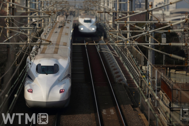 東海道・山陽新幹線で運行しているN700S(左)(かえぴー/写真AC)