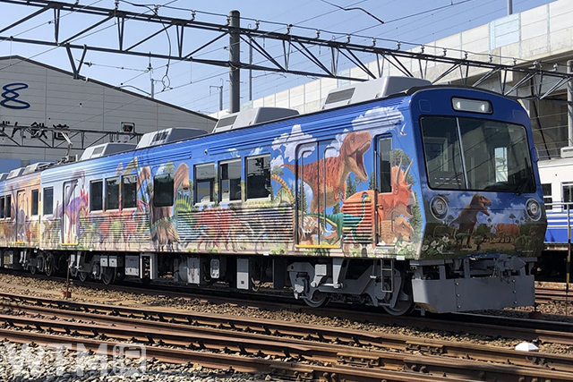 静岡鉄道1000形を譲受・改造し観光列車「恐竜列車」として運行するえちぜん鉄道MC8000形電車(画像提供:えちぜん鉄道)
