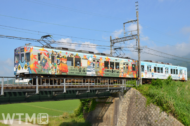 ラッピング列車「ふくにん列車 伊賀の四季号」として運行している伊賀鉄道200系電車(とよとみ/写真AC)