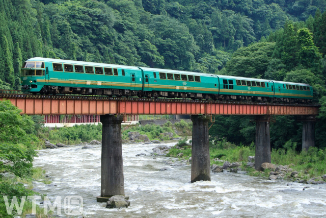 玖珠川にかかる久大本線の橋りょうを走行するJR九州キハ71系気動車「ゆふいんの森I世」(ninochan555/写真AC)