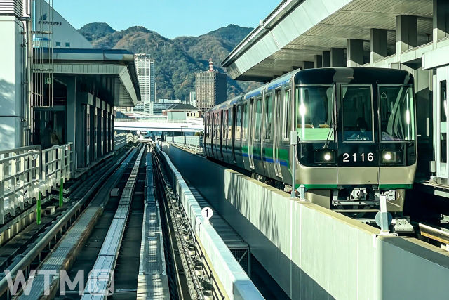 ポートアイランド線(ポートライナー)で運行している神戸新交通2000型電車(時の記録者　Photo/写真AC)