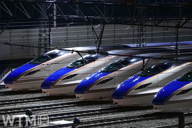 北陸新幹線で運行しているJR西日本W7系とJR東日本E7系(ORANGE5001/写真AC)