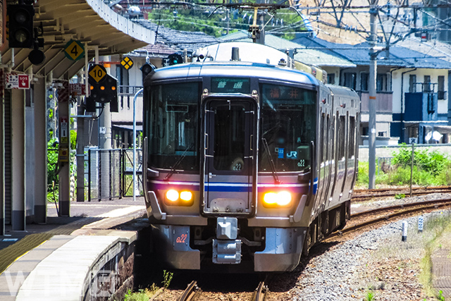 新幹線延伸開業に伴い経営分離される北陸本線を運行しているJR西日本521系電車(nozomi500/写真AC)