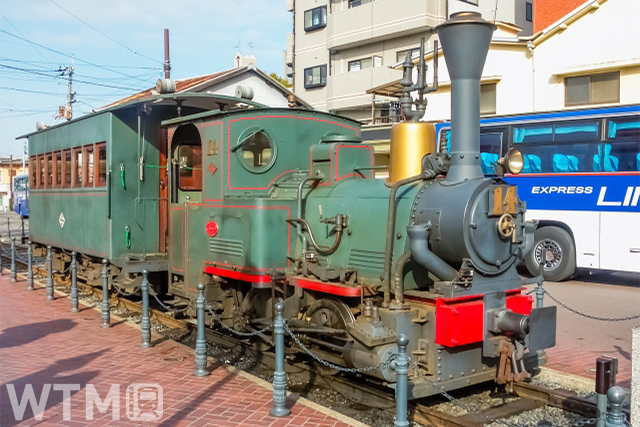 伊予鉄道市内電車区間で運行している観光列車「坊ちゃん列車」に使用されるディーゼル機関車14号機と客車(スイエンレイ/写真AC)