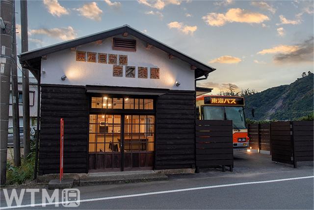 静岡県西伊豆町にあるかつての「宇久須案内所」に路線バス車両を並べてリノベーションした東海バスの宿泊施設「ばすてい」(画像提供:東海自動車)