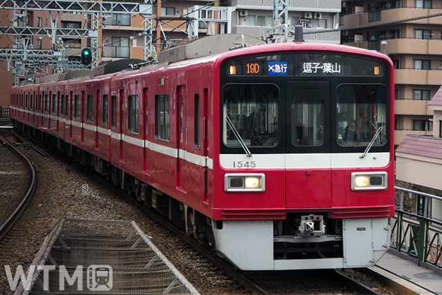 京急1500形電車による「エアポート急行」。2023年11月25日のダイヤ改正により「急行」へと種別名が変更される(Katsumi/TOKYO STUDIO)