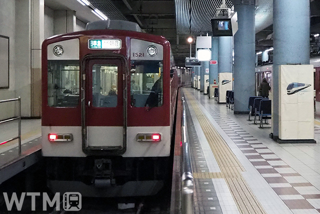 バスターミナルへの通路新設に伴い廃止が予定されている大阪上本町駅3号線に停車中の近鉄1420系電車(Katsumi/TOKYO STUDIO)