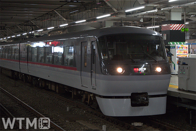 新宿線特急ニューレッドアロー「小江戸」号として運行し、所沢駅に停車中の西武10000系電車(Katsumi/TOKYO STUDIO)
